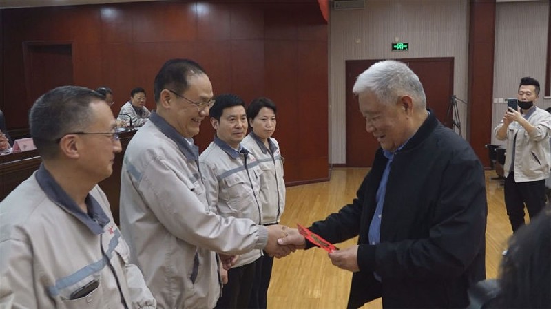 集团公司隆重召开“五一”劳动节劳模、工匠座谈会